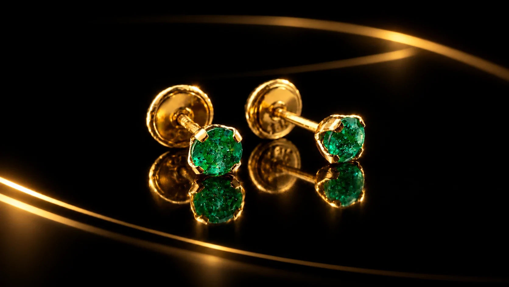 Topos con esmeralda natural de 3 mm en oro 18K, de cerca