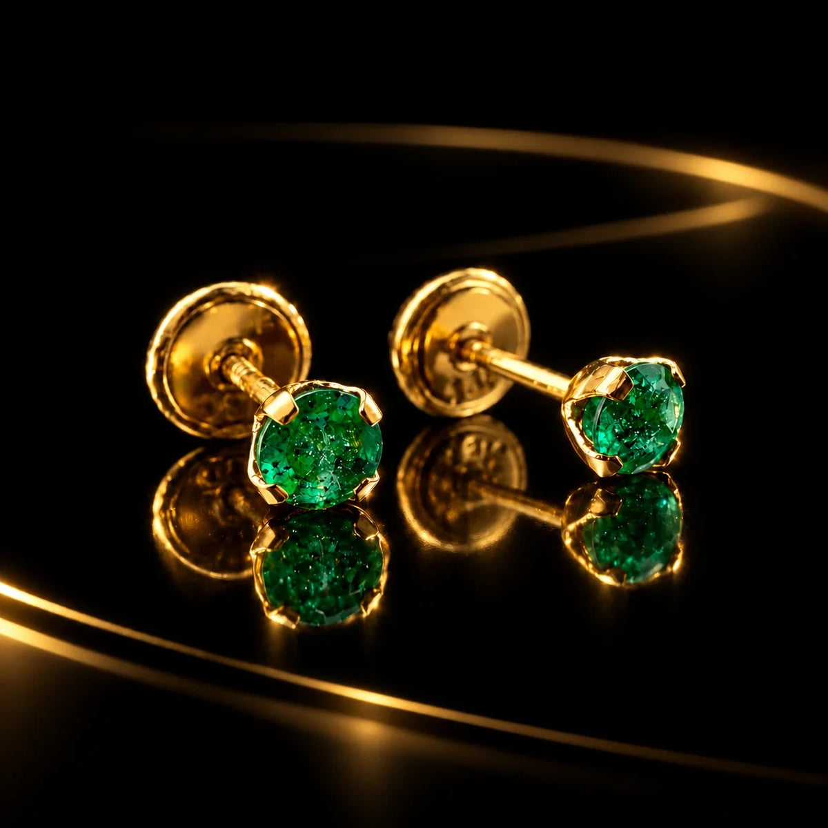 Par de topos con esmeralda natural de 3 mm en oro 18K
