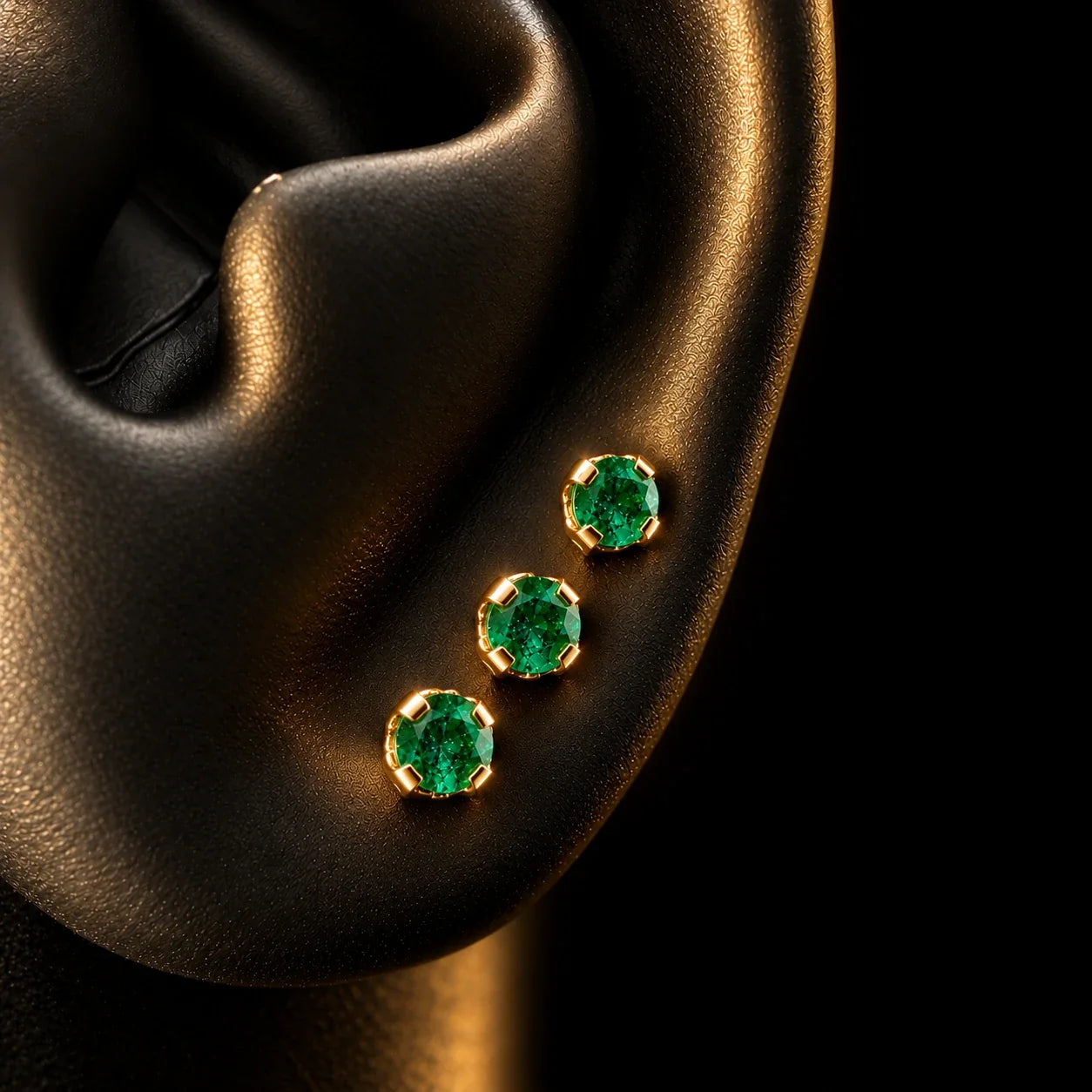 Topos con esmeralda natural de 3 mm en la oreja